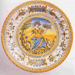 Pesaro, 1616, Allegoria dell’Estate, Piatto in maiolica policroma con iscrizioni: “In Pesaro P.S.P” e “Istate del.1616.”